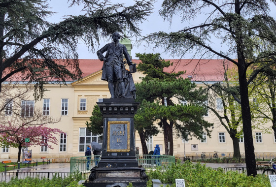 LET´S EXPLORE THE AREA AROUND VOTIV CHURCH AND THE OLD GENERAL HOSPITAL 11